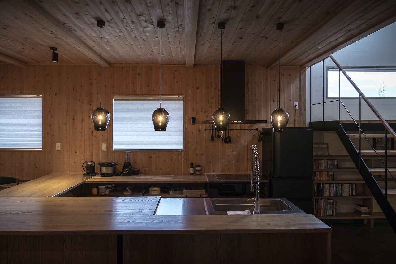 工房信州の家／フォレストコーポレーション 【3LDK・コの字型キッチン・薪ストーブ】陰影を楽しむ、Barのような住まいの建築実例画像3