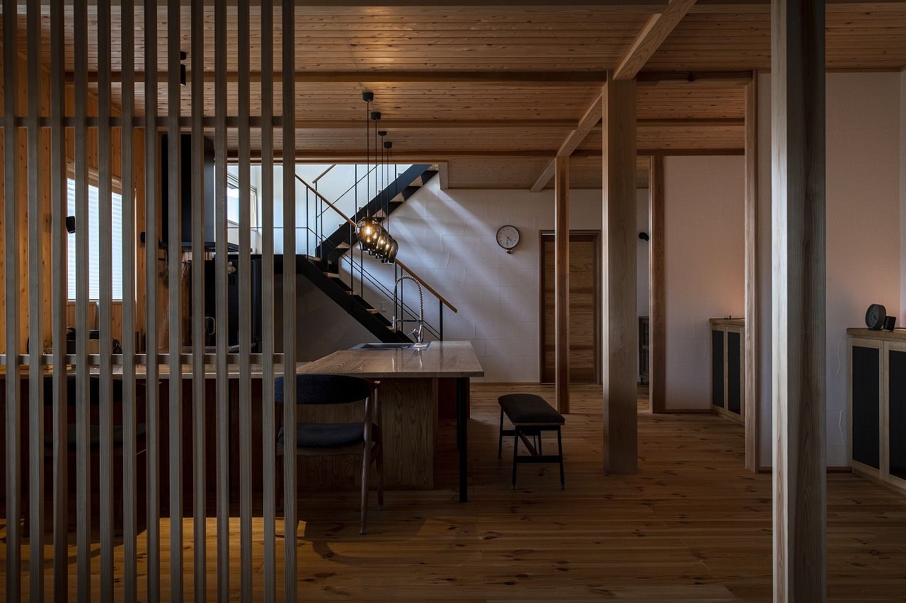 工房信州の家／フォレストコーポレーション 【3LDK・コの字型キッチン・薪ストーブ】陰影を楽しむ、Barのような住まいの建築実例画像4