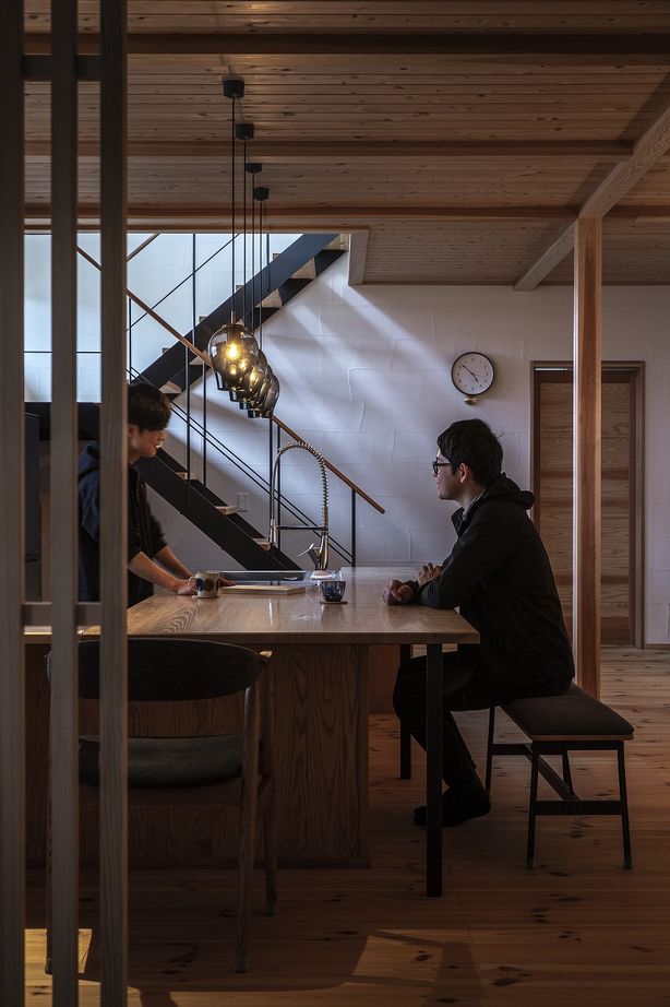 工房信州の家／フォレストコーポレーション 【3LDK・コの字型キッチン・薪ストーブ】陰影を楽しむ、Barのような住まいの建築実例画像5