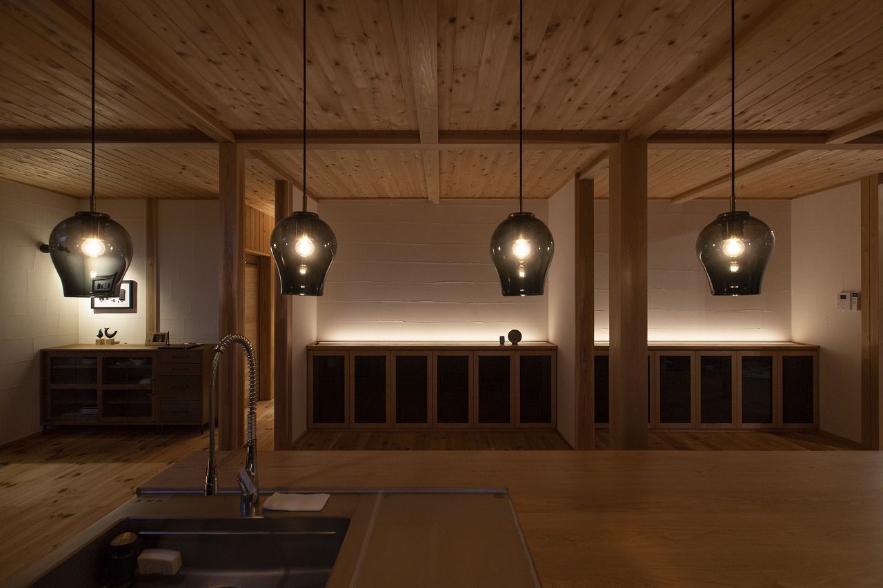 工房信州の家／フォレストコーポレーション 【3LDK・コの字型キッチン・薪ストーブ】陰影を楽しむ、Barのような住まいの建築実例画像6