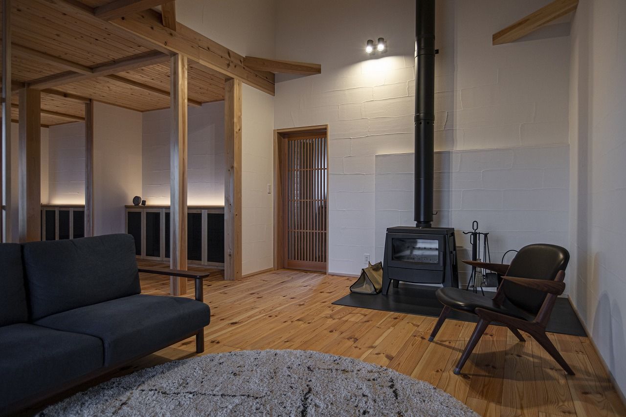 工房信州の家／フォレストコーポレーション 【3LDK・コの字型キッチン・薪ストーブ】陰影を楽しむ、Barのような住まいの建築実例画像7