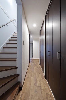 清栄コーポレーション 【京都市内/狭小３階建て】＼価格2500万円まで／京都市内の狭小でも日あたり＆眺望◎、開放感たっぷりLDKの建築実例画像9