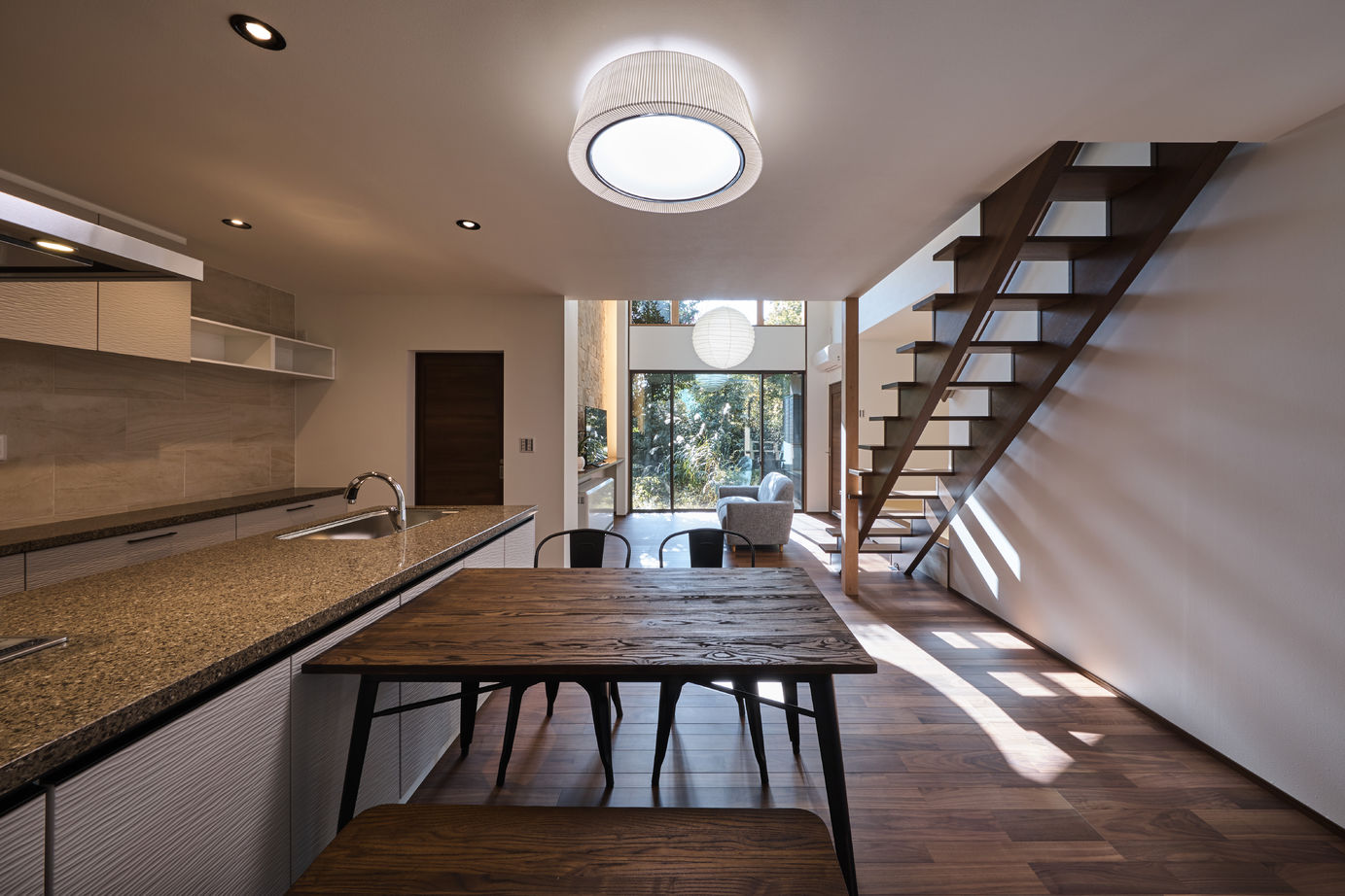 清栄コーポレーション 【京都市内/平屋】周囲の景色を取り込みながら、開放感に包まれる自然と調和した和モダンな癒しの住まいの建築実例画像2