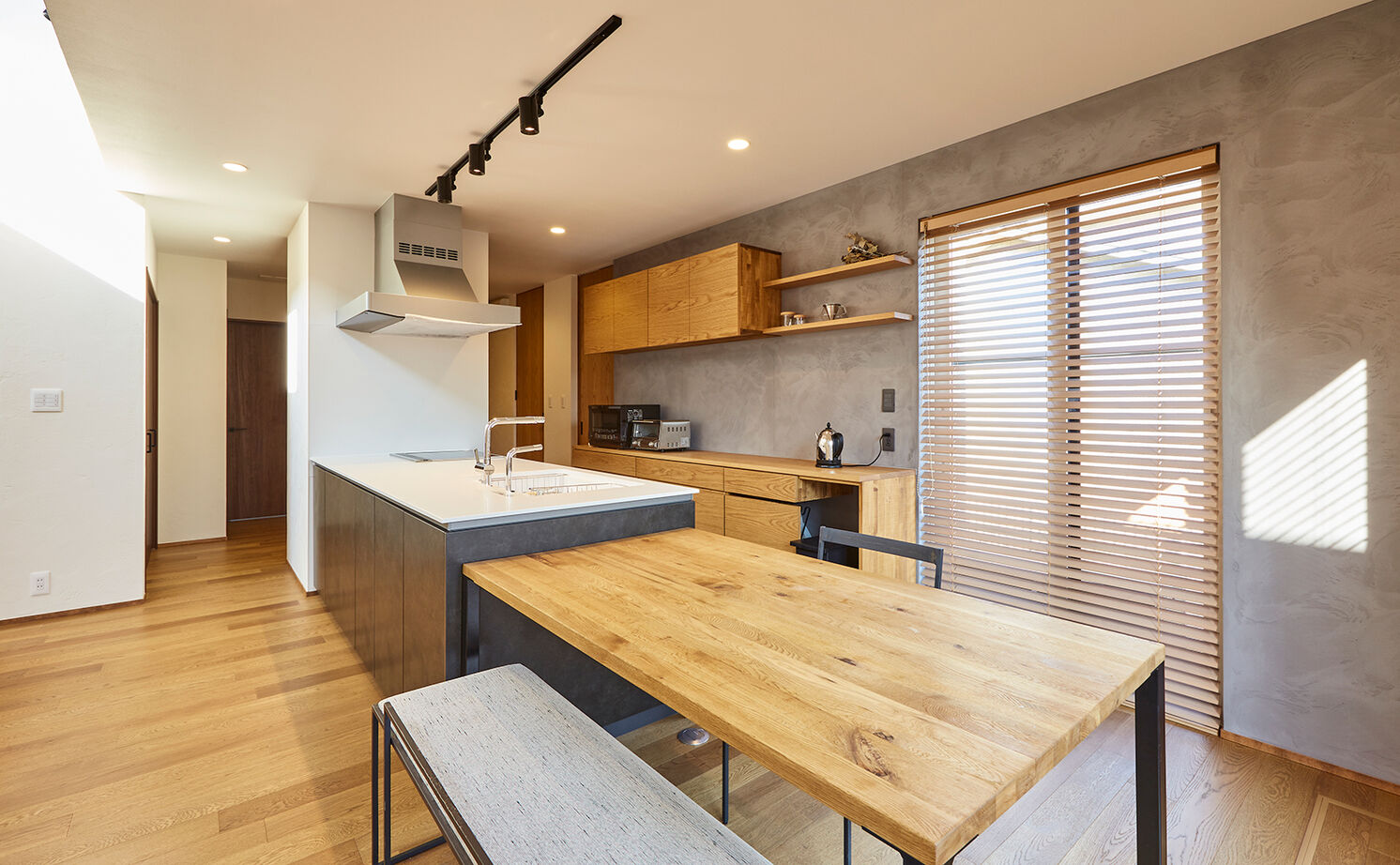 ストークホーム 【岐阜市×3000万円台×間取り図有】全館空調で快適な室内を実現！職人の塗り壁と無垢の木目が美しい家の建築実例画像9