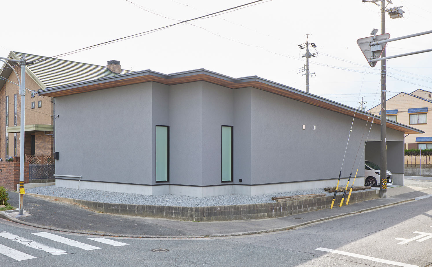 ストークホーム 【平屋×ガレージ×中庭×間取り図有】中庭×回遊動線。ソトに閉じウチに開く、2000万円台で叶えた平屋の建築実例画像2