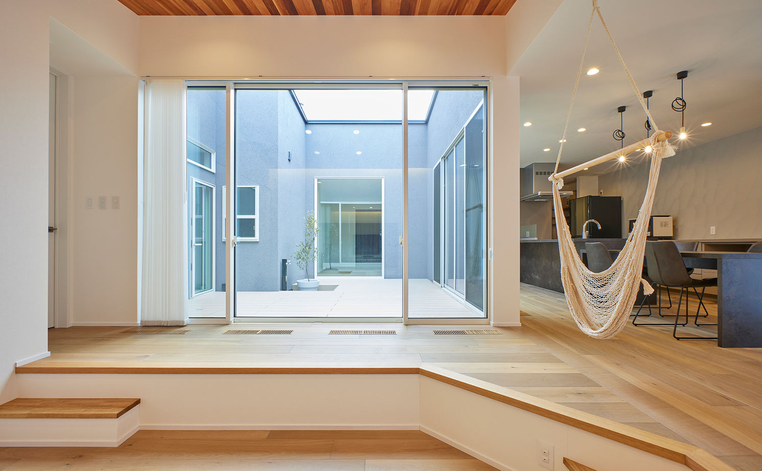 ストークホーム 【平屋×ガレージ×中庭×間取り図有】中庭×回遊動線。ソトに閉じウチに開く、2000万円台で叶えた平屋の建築実例画像3