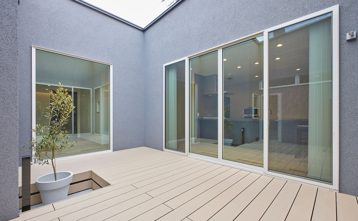 ストークホーム 【平屋×ガレージ×中庭×間取り図有】中庭×回遊動線。ソトに閉じウチに開く、2000万円台で叶えた平屋の建築実例画像4