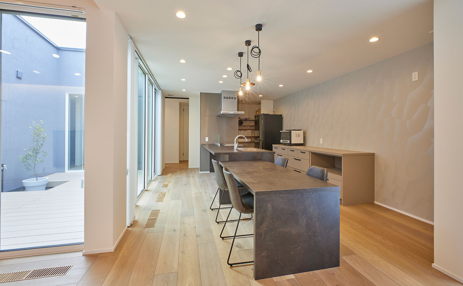 ストークホーム 【平屋×ガレージ×中庭×間取り図有】中庭×回遊動線。ソトに閉じウチに開く、2000万円台で叶えた平屋の建築実例画像5