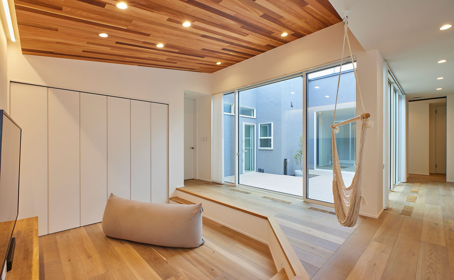 ストークホーム 【平屋×ガレージ×中庭×間取り図有】中庭×回遊動線。ソトに閉じウチに開く、2000万円台で叶えた平屋の建築実例画像6