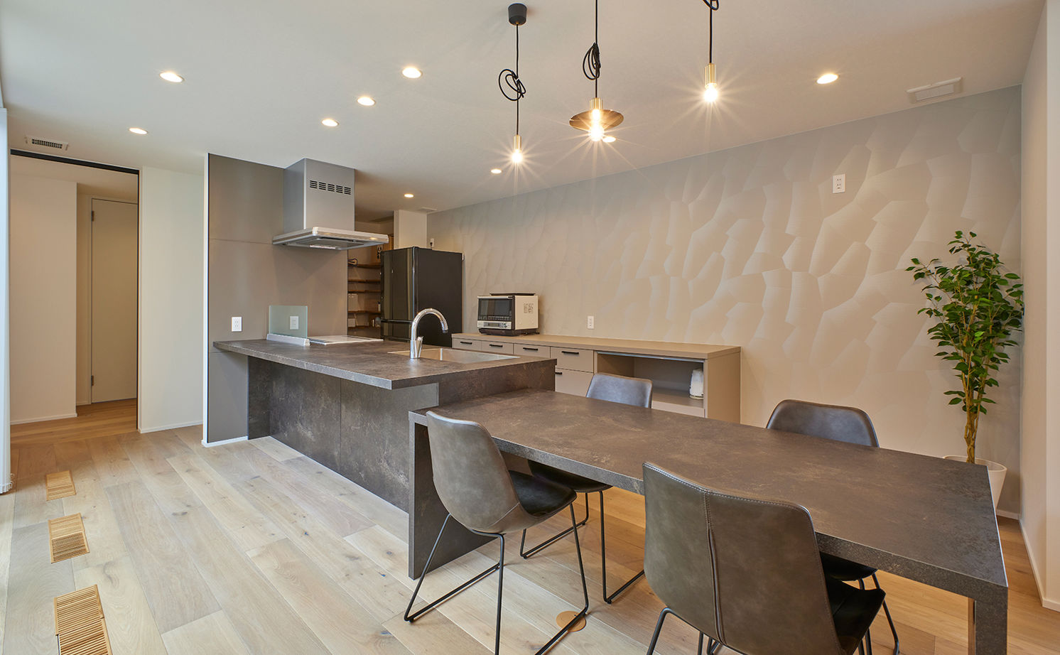 ストークホーム 【平屋×ガレージ×中庭×間取り図有】中庭×回遊動線。ソトに閉じウチに開く、2000万円台で叶えた平屋の建築実例画像8