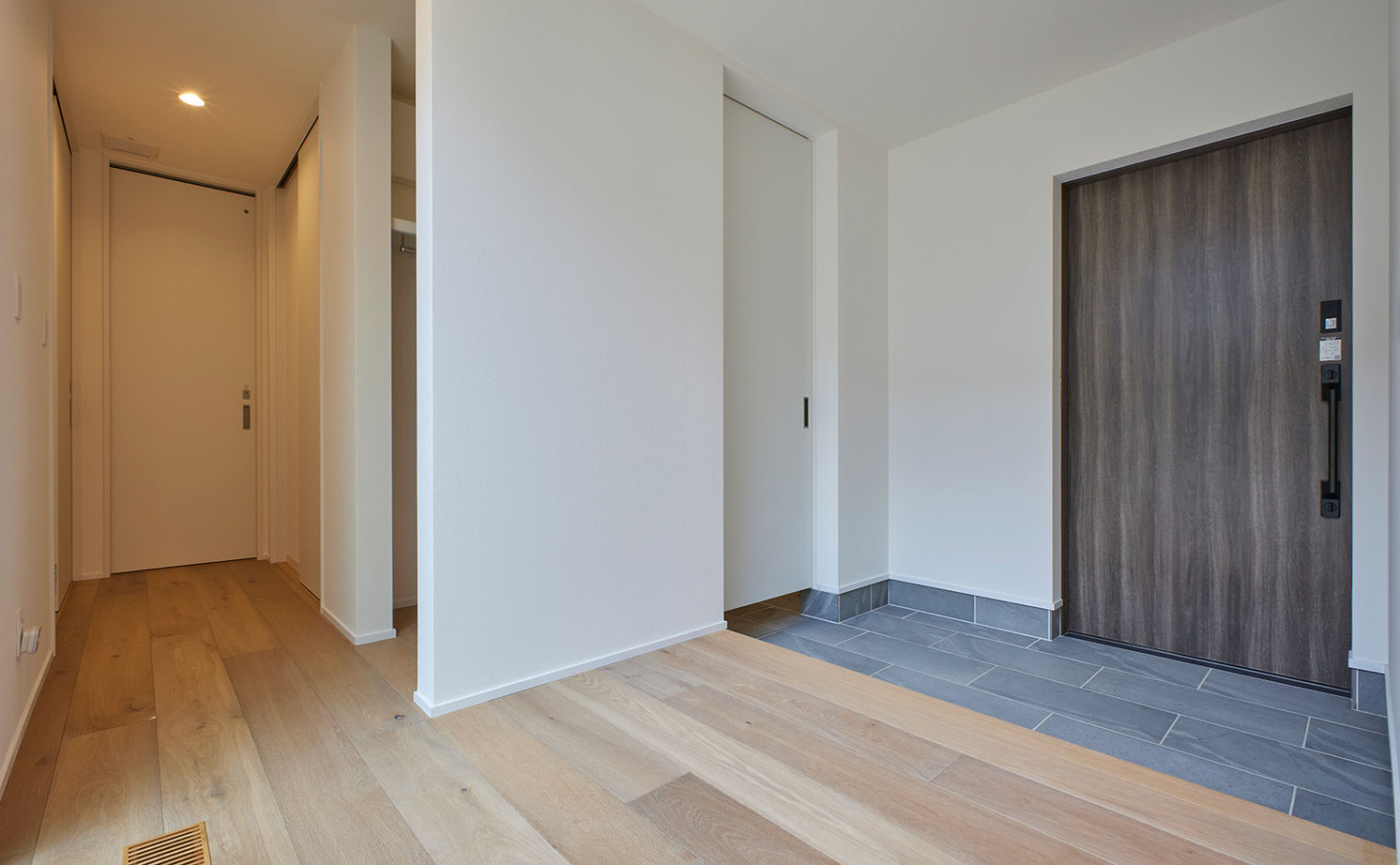 ストークホーム 【平屋×ガレージ×中庭×間取り図有】中庭×回遊動線。ソトに閉じウチに開く、2000万円台で叶えた平屋の建築実例画像12