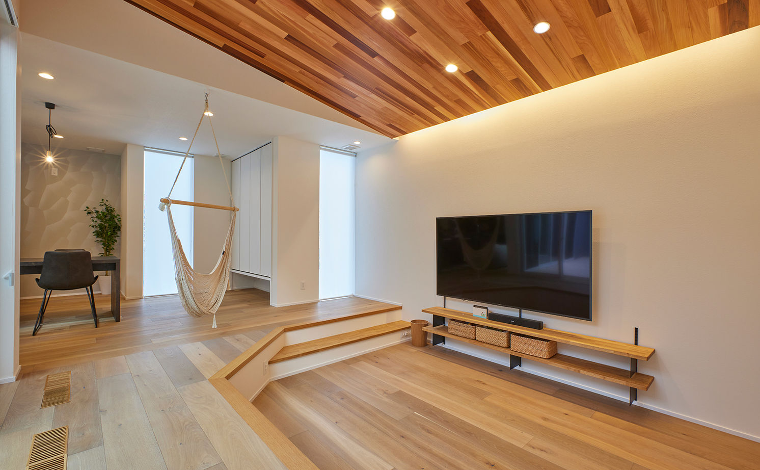 ストークホーム 【平屋×ガレージ×中庭×間取り図有】中庭×回遊動線。ソトに閉じウチに開く、2000万円台で叶えた平屋の建築実例画像13