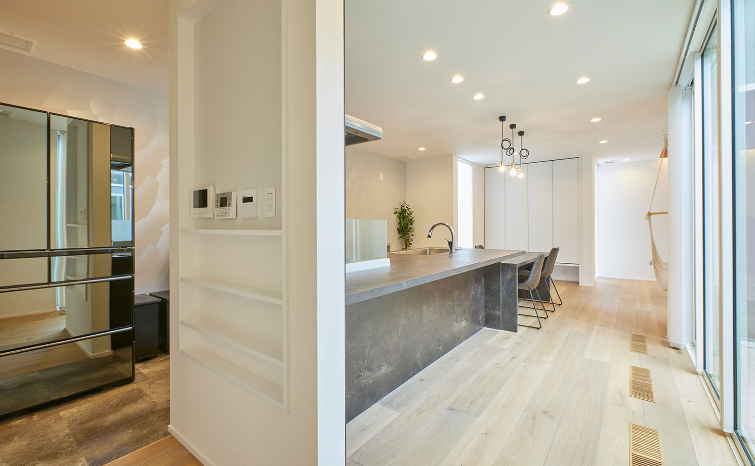 ストークホーム 【平屋×ガレージ×中庭×間取り図有】中庭×回遊動線。ソトに閉じウチに開く、2000万円台で叶えた平屋の建築実例画像14