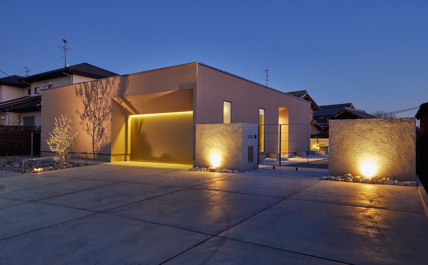 ストークホーム 【2000万円台×L字型平屋×ガレージ】美術館を彷彿とさせるアートな平屋。太陽光発電13.64kW搭載のZEH仕様の建築実例画像2