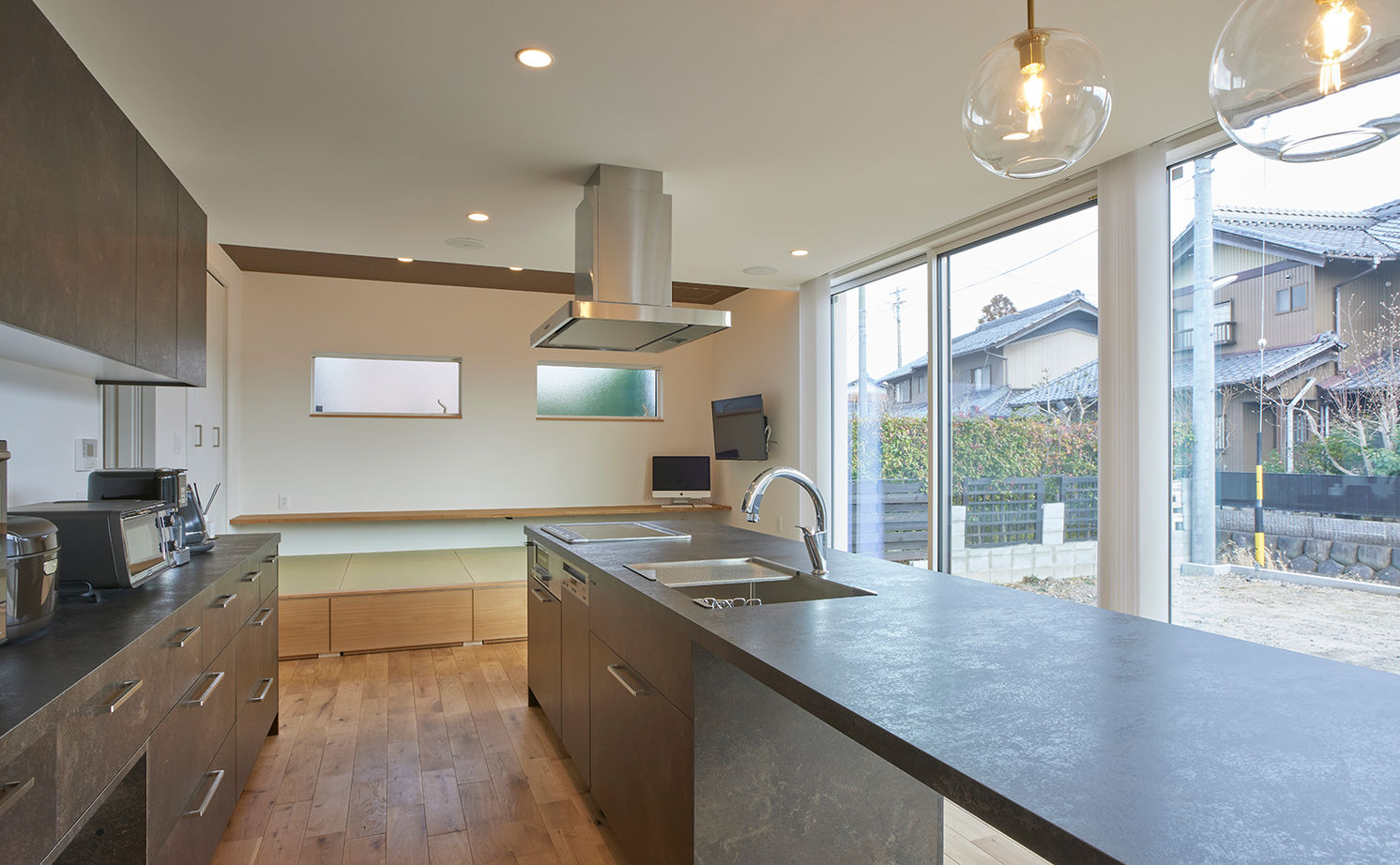 ストークホーム 【2000万円台×L字型平屋×ガレージ】美術館を彷彿とさせるアートな平屋。太陽光発電13.64kW搭載のZEH仕様の建築実例画像4