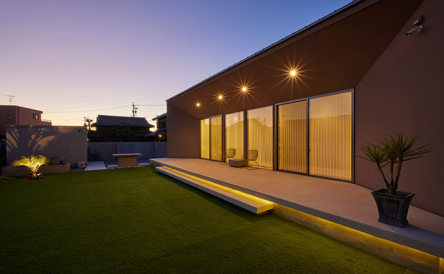 ストークホーム 【2000万円台×L字型平屋×ガレージ】美術館を彷彿とさせるアートな平屋。太陽光発電13.64kW搭載のZEH仕様の建築実例画像5