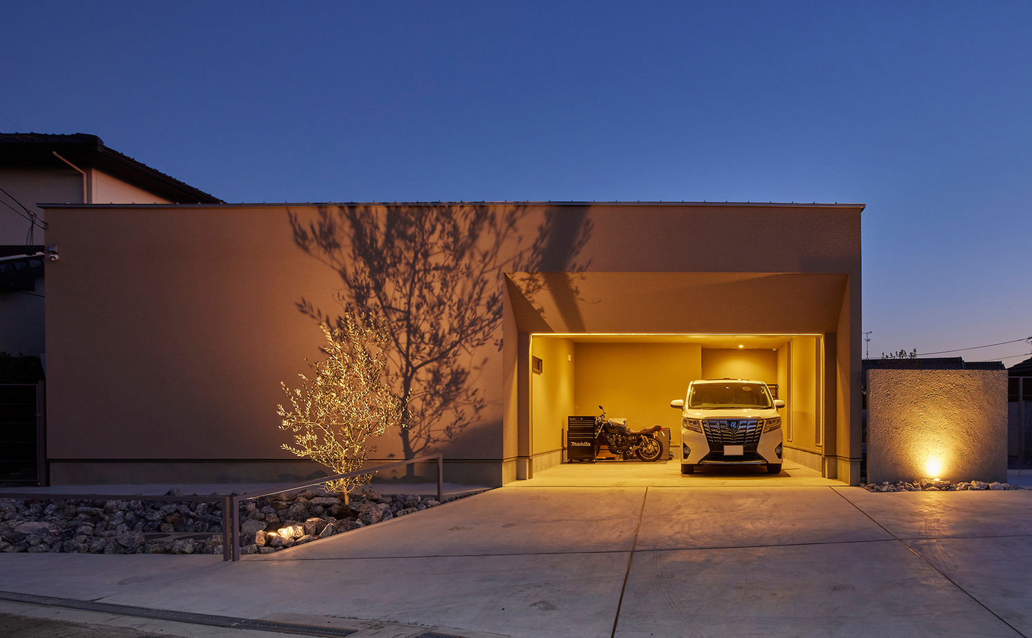 ストークホーム 【2000万円台×L字型平屋×ガレージ】美術館を彷彿とさせるアートな平屋。太陽光発電13.64kW搭載のZEH仕様の建築実例画像6