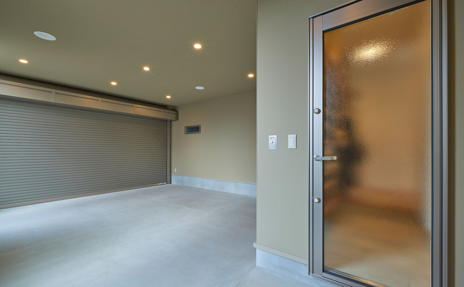 ストークホーム 【2000万円台×L字型平屋×ガレージ】美術館を彷彿とさせるアートな平屋。太陽光発電13.64kW搭載のZEH仕様の建築実例画像7