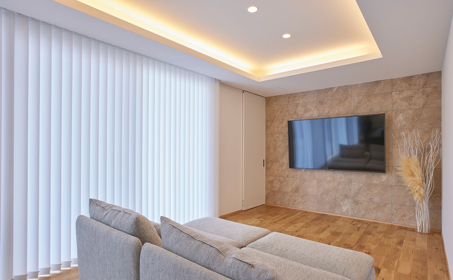 ストークホーム 【2000万円台×L字型平屋×ガレージ】美術館を彷彿とさせるアートな平屋。太陽光発電13.64kW搭載のZEH仕様の建築実例画像8