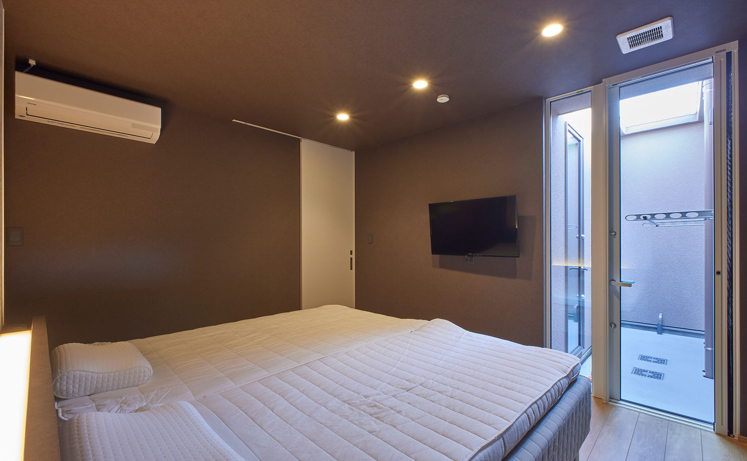 ストークホーム 【2000万円台×L字型平屋×ガレージ】美術館を彷彿とさせるアートな平屋。太陽光発電13.64kW搭載のZEH仕様の建築実例画像14