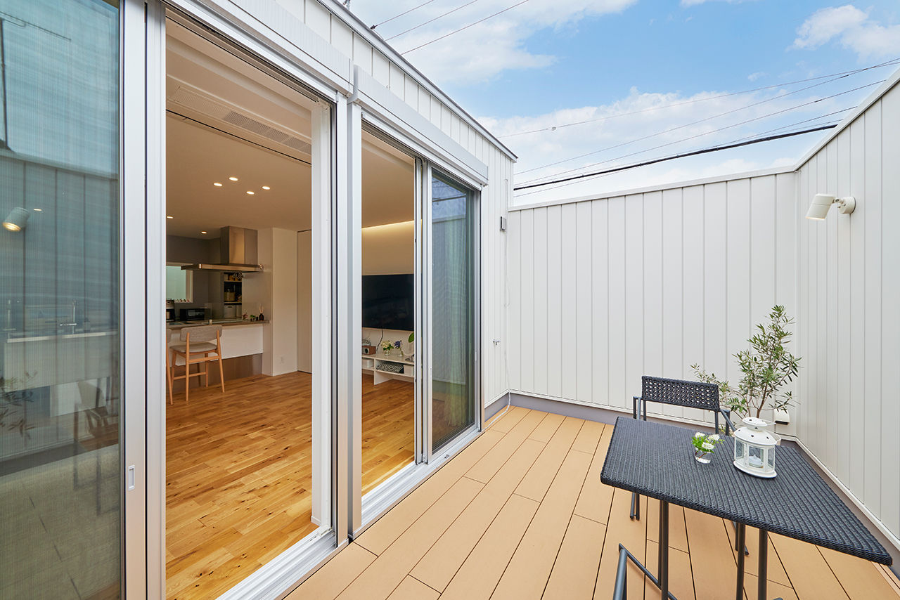 ストークホーム 【アウトドアリビング×ガレージ】外に閉じた2つの庭。暮らしを豊かにする「余白」があるコンパクトな家の建築実例画像2