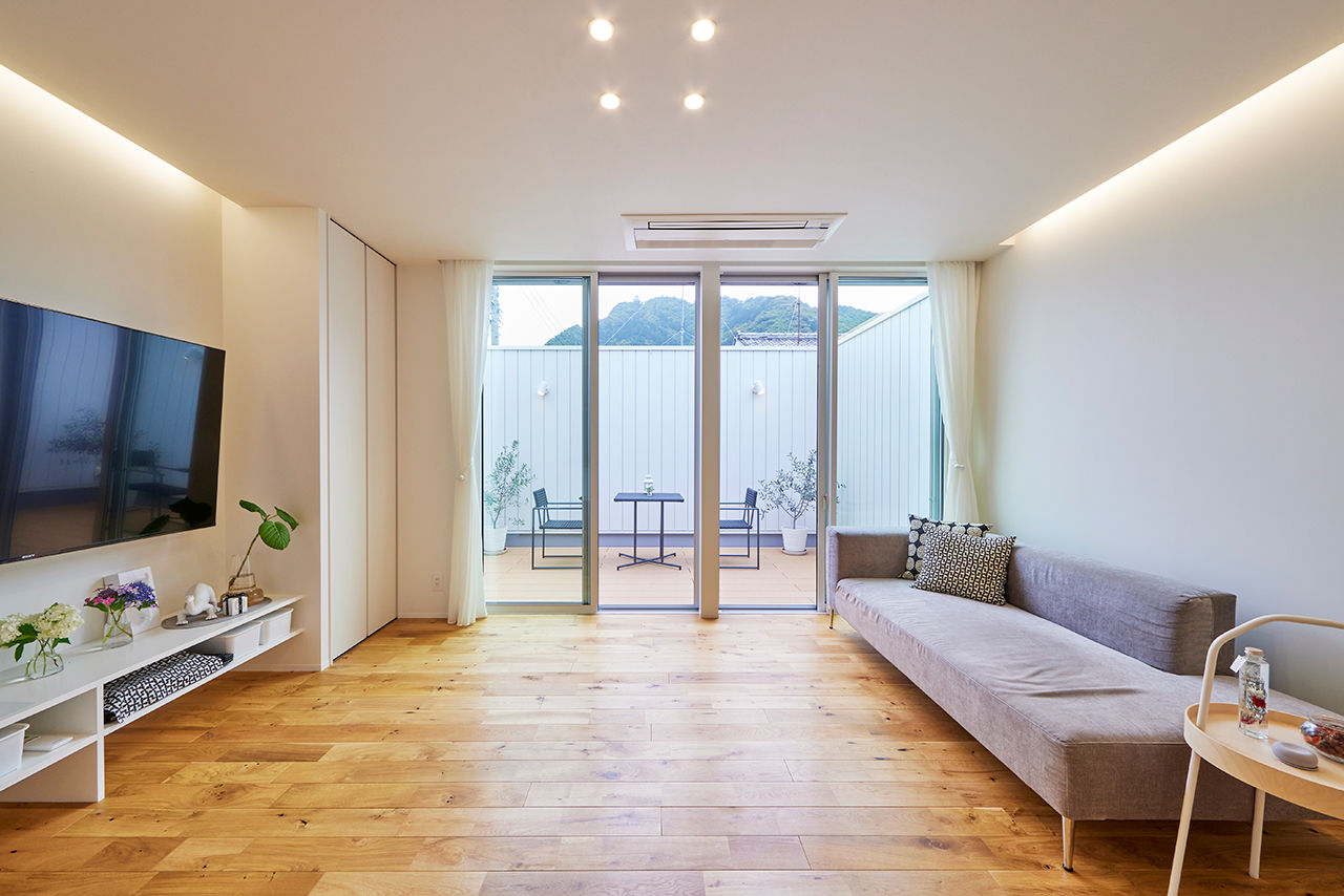 ストークホーム 【アウトドアリビング×ガレージ】外に閉じた2つの庭。暮らしを豊かにする「余白」があるコンパクトな家の建築実例画像3