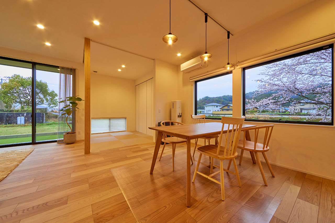 ストークホーム 【2000万円台×平屋】窓から桜の木を眺める暮らし。高天井で開放感たっぷり、外とつながるナチュラルな平屋の建築実例画像2