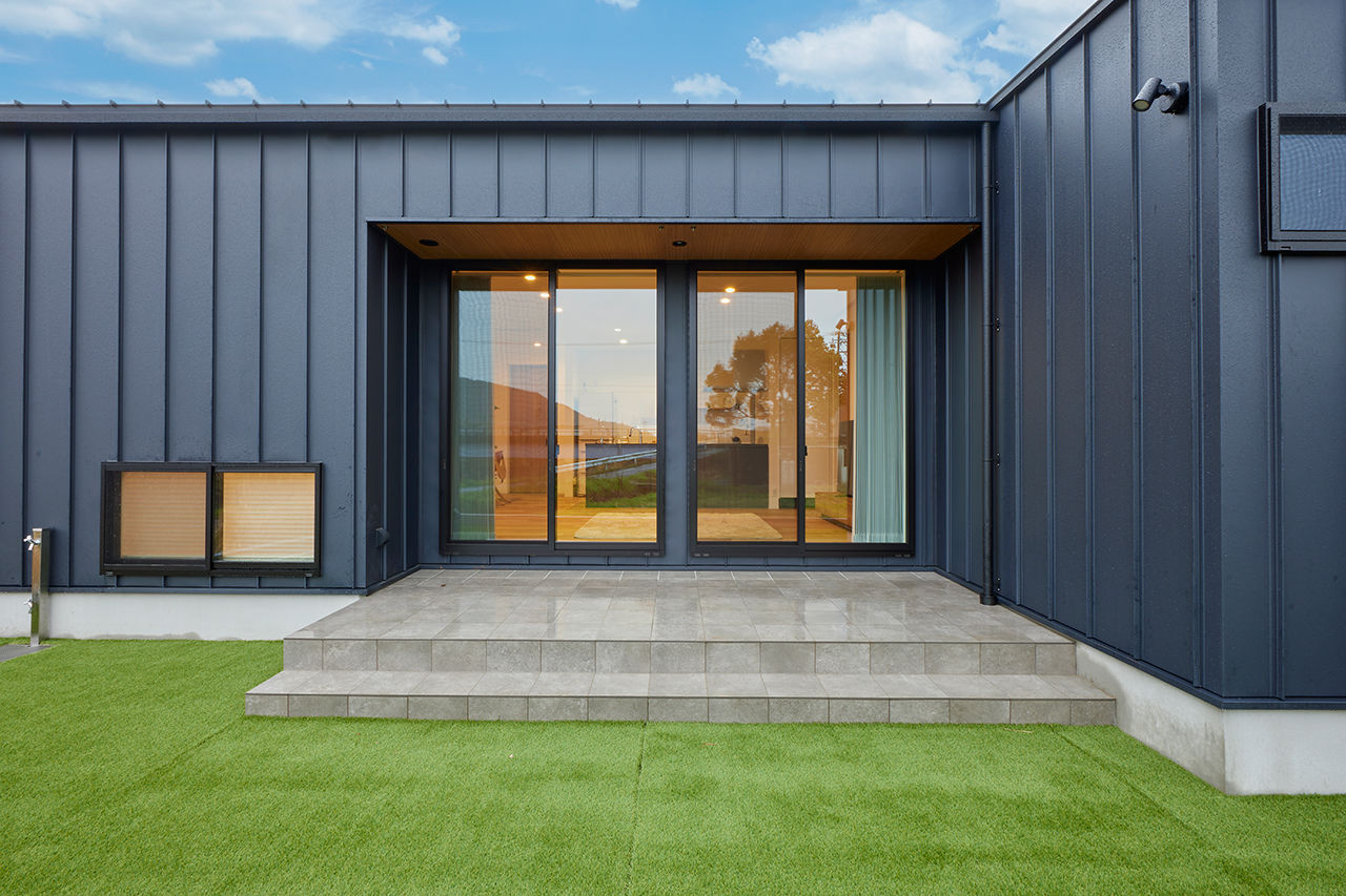 ストークホーム 【2000万円台×平屋】窓から桜の木を眺める暮らし。高天井で開放感たっぷり、外とつながるナチュラルな平屋の建築実例画像5