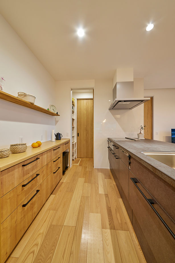 ストークホーム 【2000万円台×平屋】窓から桜の木を眺める暮らし。高天井で開放感たっぷり、外とつながるナチュラルな平屋の建築実例画像8