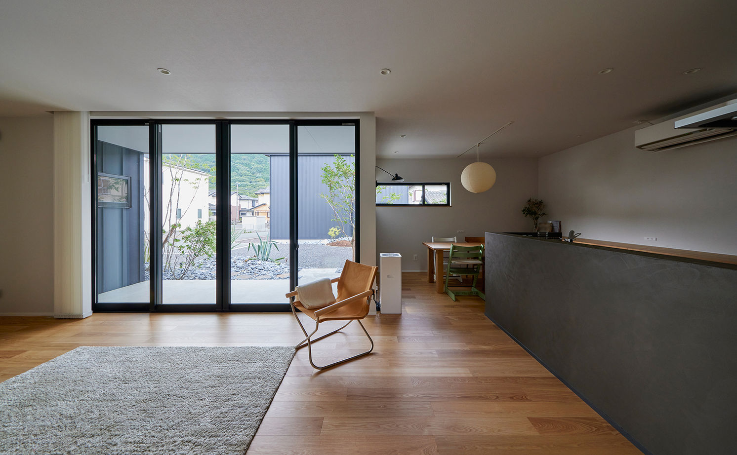 ストークホーム 【岐阜市×2000万円台×間取り図有】上質でシンプルな建築家デザイン。庭とリビングがつながるコの字型の家の建築実例画像2