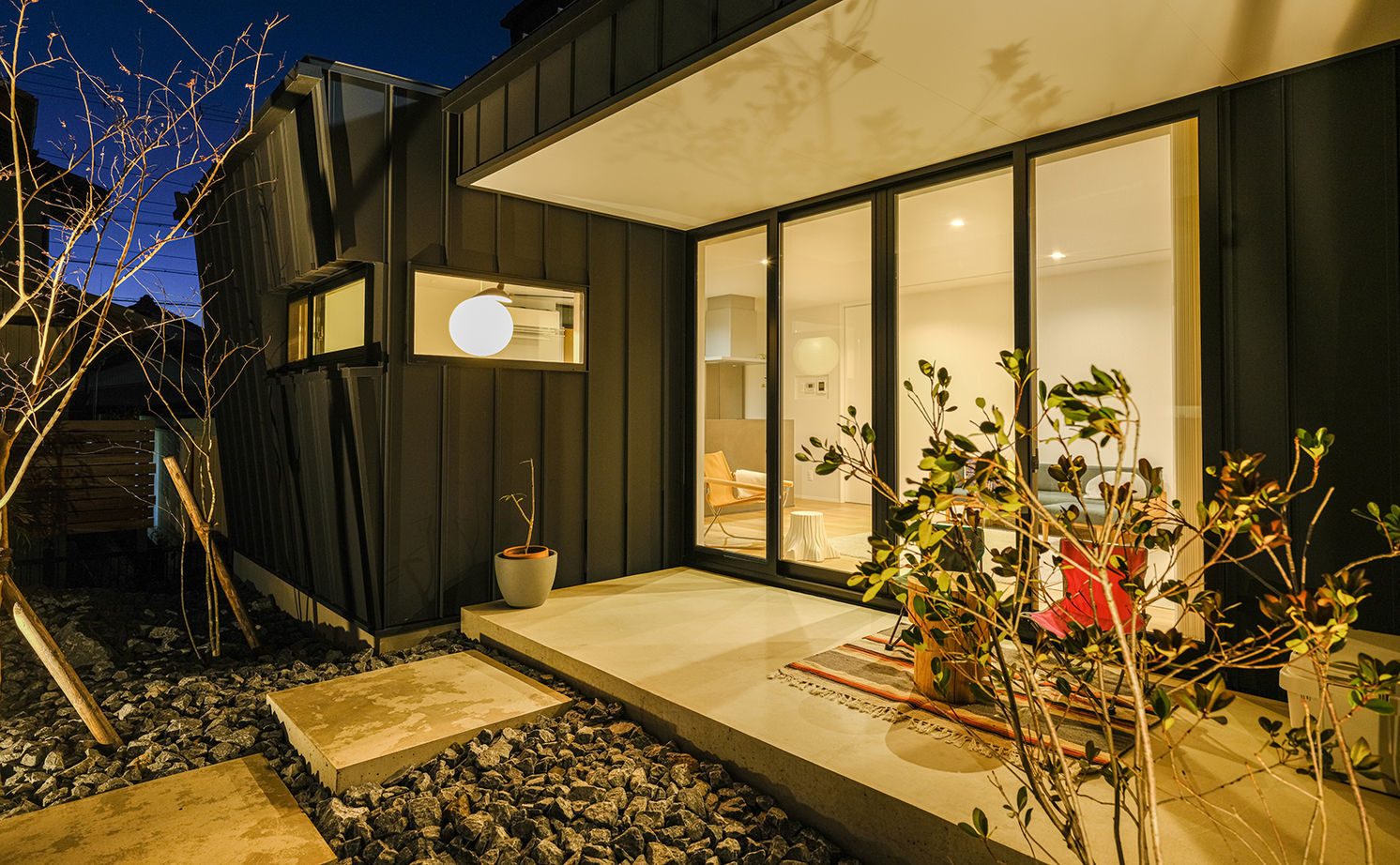 ストークホーム 【岐阜市×2000万円台×間取り図有】上質でシンプルな建築家デザイン。庭とリビングがつながるコの字型の家の建築実例画像3