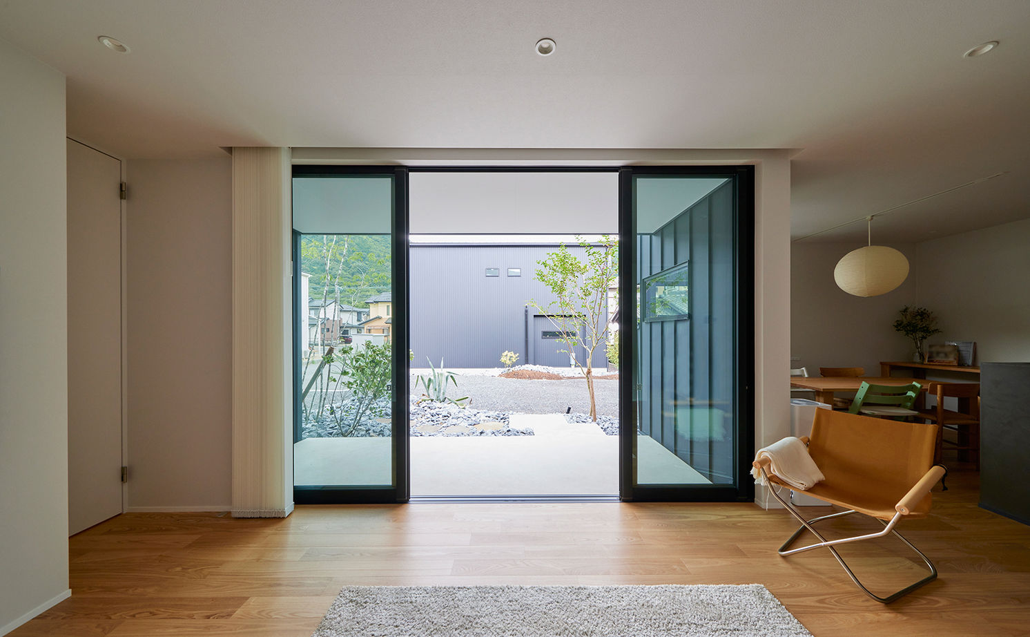 ストークホーム 【岐阜市×2000万円台×間取り図有】上質でシンプルな建築家デザイン。庭とリビングがつながるコの字型の家の建築実例画像4