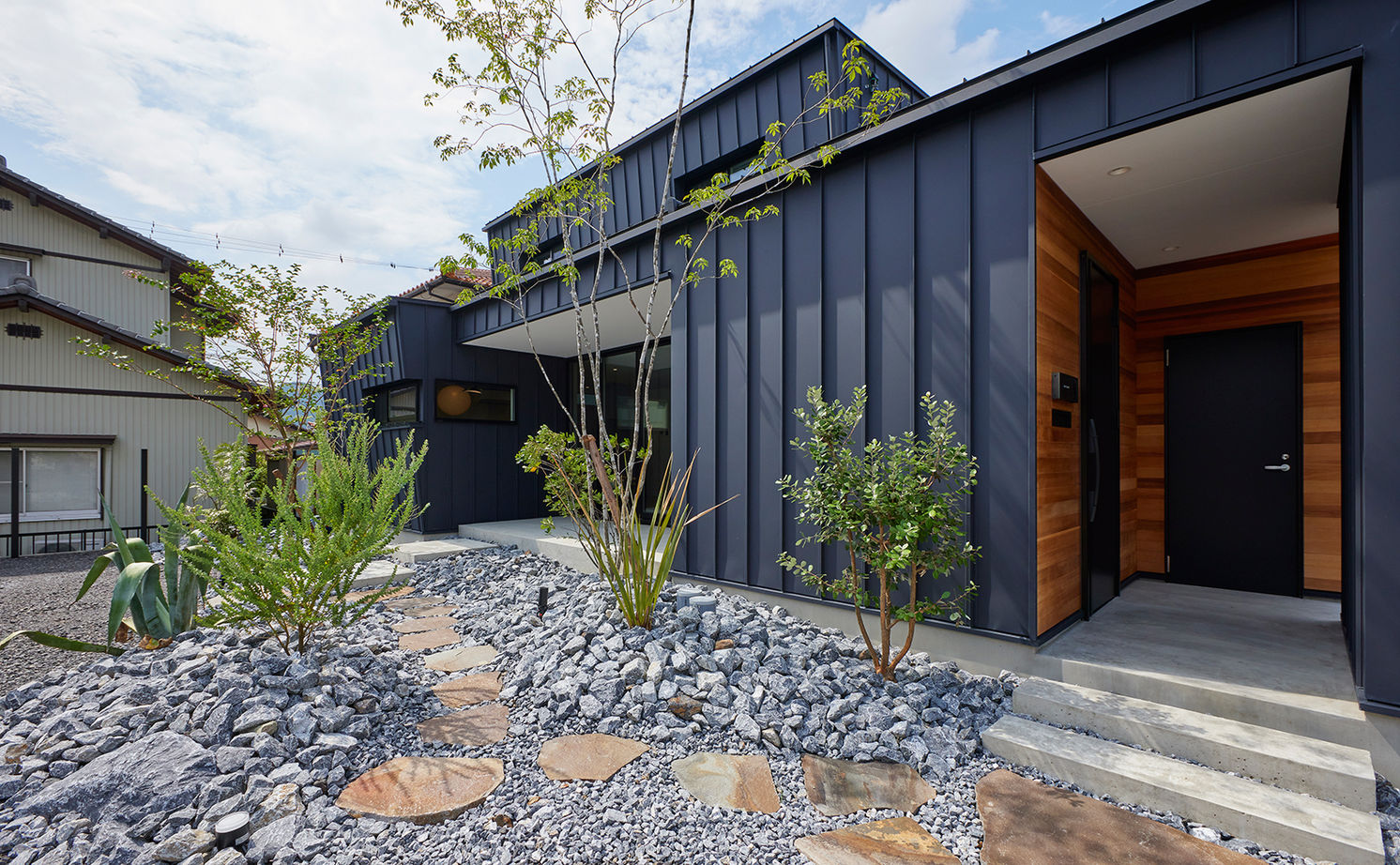 ストークホーム 【岐阜市×2000万円台×間取り図有】上質でシンプルな建築家デザイン。庭とリビングがつながるコの字型の家の建築実例画像6