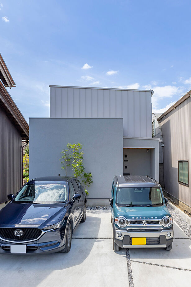 ストークホーム 【3000万円台×吹抜けリビング×中庭】南北に細い土地を設計の工夫で明るく！2つの庭とLDKがつながる大空間の建築実例画像2