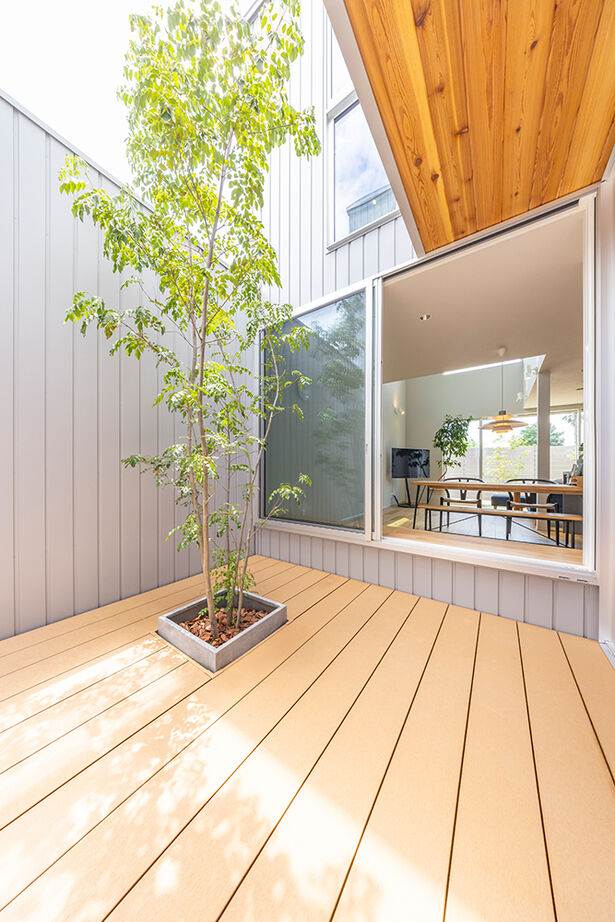 ストークホーム 【3000万円台×吹抜けリビング×中庭】南北に細い土地を設計の工夫で明るく！2つの庭とLDKがつながる大空間の建築実例画像3