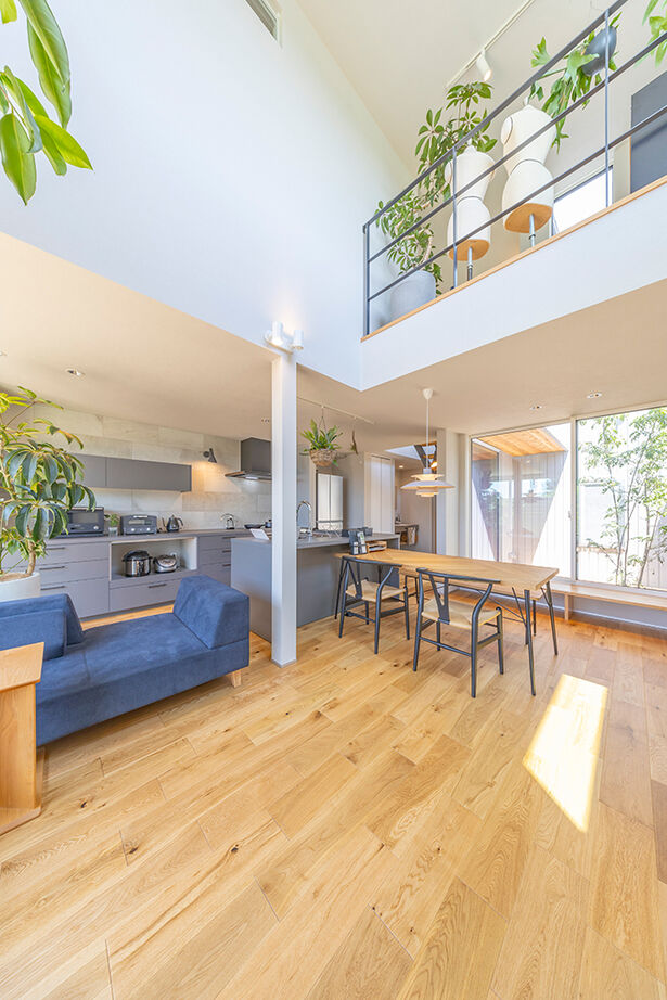 ストークホーム 【3000万円台×吹抜けリビング×中庭】南北に細い土地を設計の工夫で明るく！2つの庭とLDKがつながる大空間の建築実例画像4