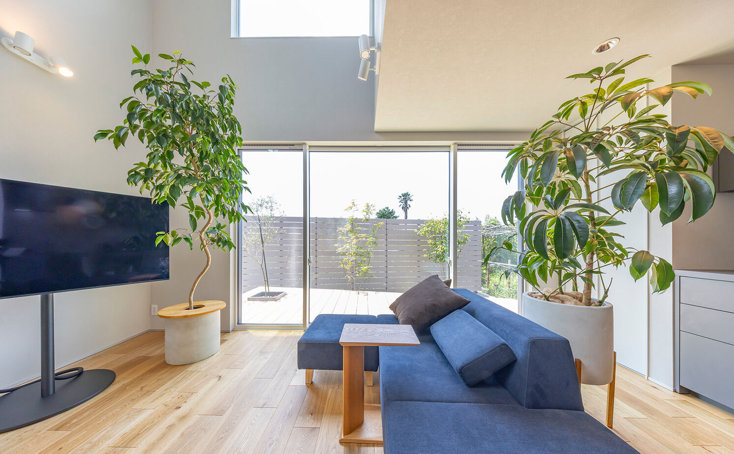 ストークホーム 【3000万円台×吹抜けリビング×中庭】南北に細い土地を設計の工夫で明るく！2つの庭とLDKがつながる大空間の建築実例画像5