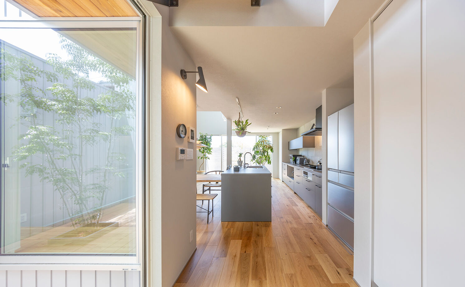 ストークホーム 【3000万円台×吹抜けリビング×中庭】南北に細い土地を設計の工夫で明るく！2つの庭とLDKがつながる大空間の建築実例画像6