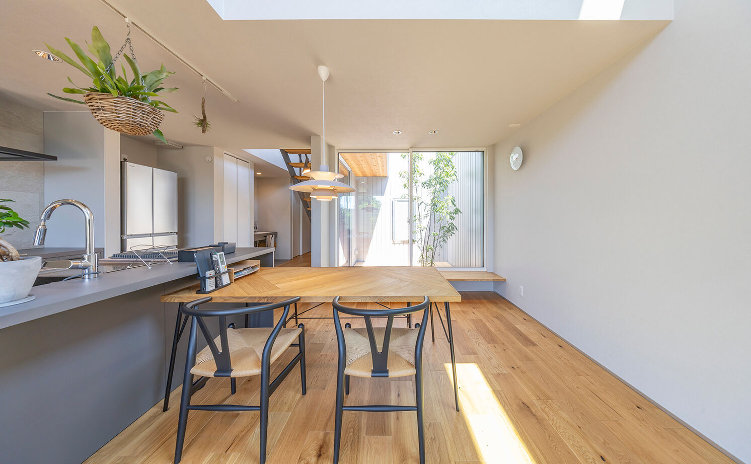 ストークホーム 【3000万円台×吹抜けリビング×中庭】南北に細い土地を設計の工夫で明るく！2つの庭とLDKがつながる大空間の建築実例画像7