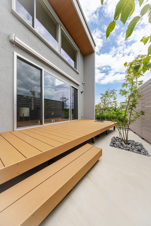 ストークホーム 【3000万円台×吹抜けリビング×中庭】南北に細い土地を設計の工夫で明るく！2つの庭とLDKがつながる大空間の建築実例画像8