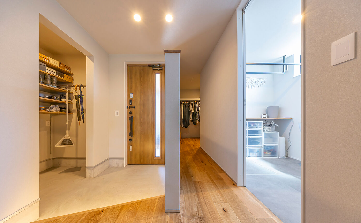 ストークホーム 【3000万円台×吹抜けリビング×中庭】南北に細い土地を設計の工夫で明るく！2つの庭とLDKがつながる大空間の建築実例画像9