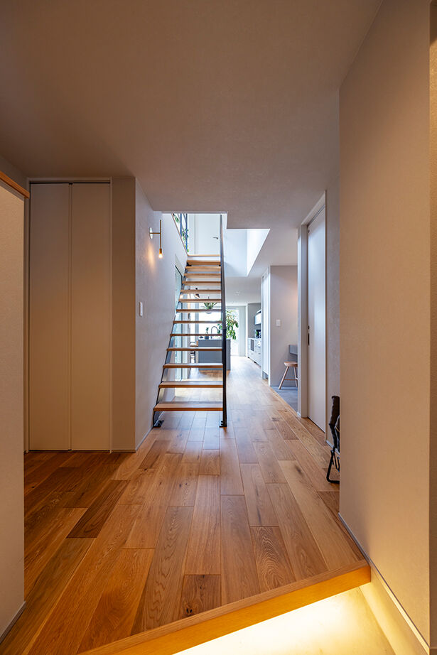 ストークホーム 【3000万円台×吹抜けリビング×中庭】南北に細い土地を設計の工夫で明るく！2つの庭とLDKがつながる大空間の建築実例画像10