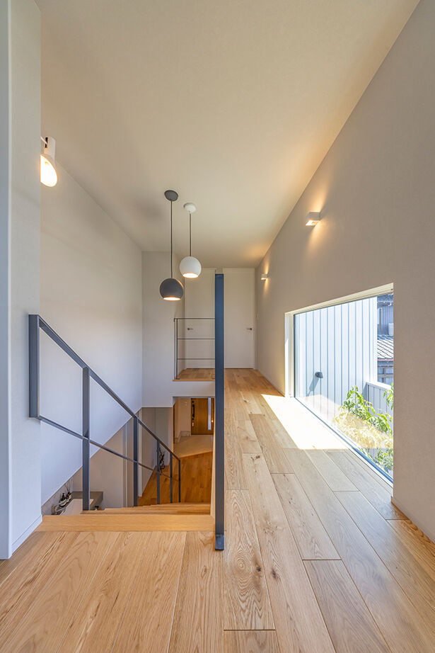 ストークホーム 【3000万円台×吹抜けリビング×中庭】南北に細い土地を設計の工夫で明るく！2つの庭とLDKがつながる大空間の建築実例画像11