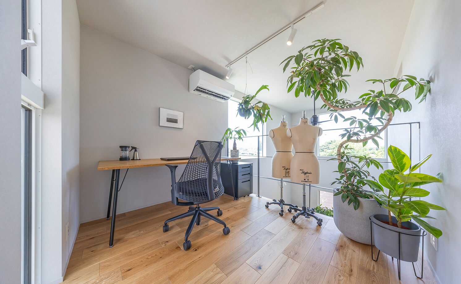 ストークホーム 【3000万円台×吹抜けリビング×中庭】南北に細い土地を設計の工夫で明るく！2つの庭とLDKがつながる大空間の建築実例画像12