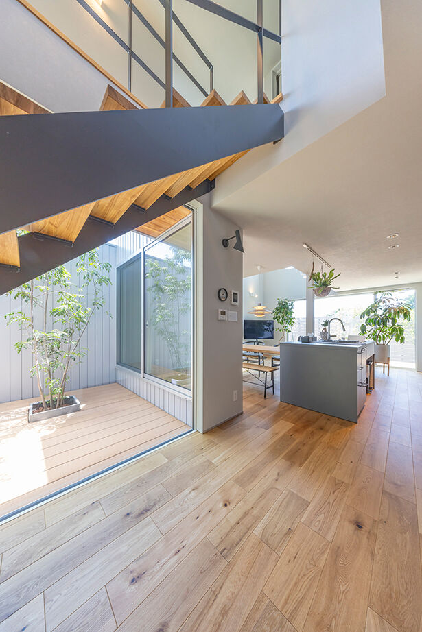 ストークホーム 【3000万円台×吹抜けリビング×中庭】南北に細い土地を設計の工夫で明るく！2つの庭とLDKがつながる大空間の建築実例画像13