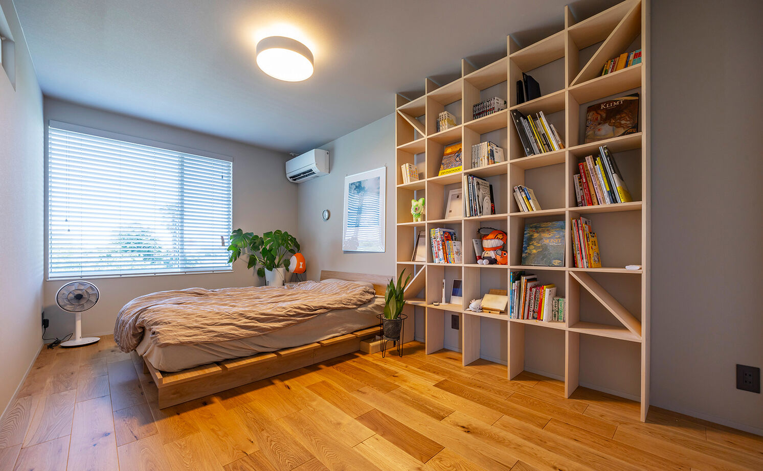 ストークホーム 【3000万円台×吹抜けリビング×中庭】南北に細い土地を設計の工夫で明るく！2つの庭とLDKがつながる大空間の建築実例画像14