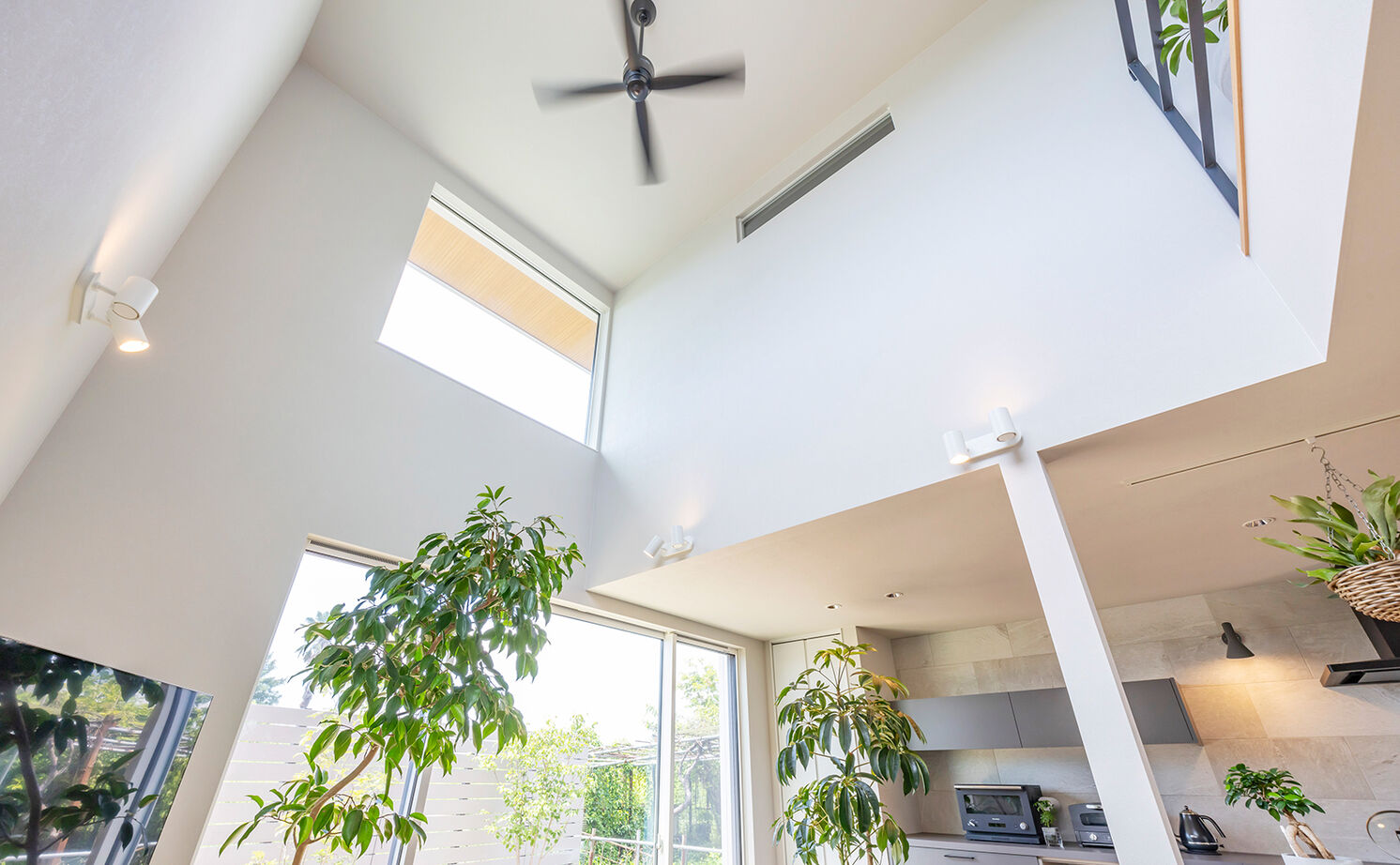 ストークホーム 【3000万円台×吹抜けリビング×中庭】南北に細い土地を設計の工夫で明るく！2つの庭とLDKがつながる大空間の建築実例画像15