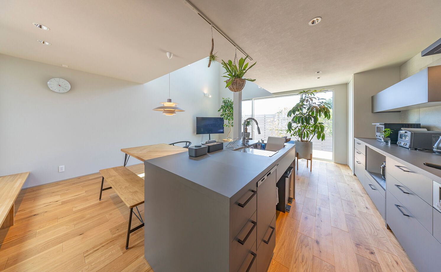 ストークホーム 【3000万円台×吹抜けリビング×中庭】南北に細い土地を設計の工夫で明るく！2つの庭とLDKがつながる大空間の建築実例画像16