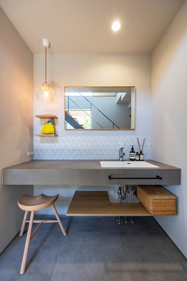 ストークホーム 【3000万円台×吹抜けリビング×中庭】南北に細い土地を設計の工夫で明るく！2つの庭とLDKがつながる大空間の建築実例画像17