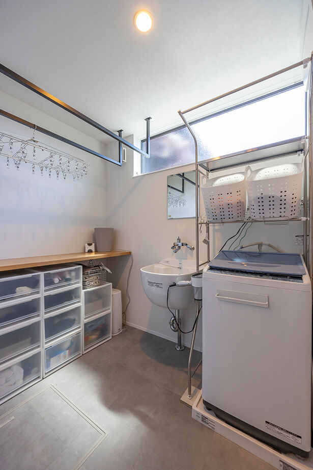 ストークホーム 【3000万円台×吹抜けリビング×中庭】南北に細い土地を設計の工夫で明るく！2つの庭とLDKがつながる大空間の建築実例画像18